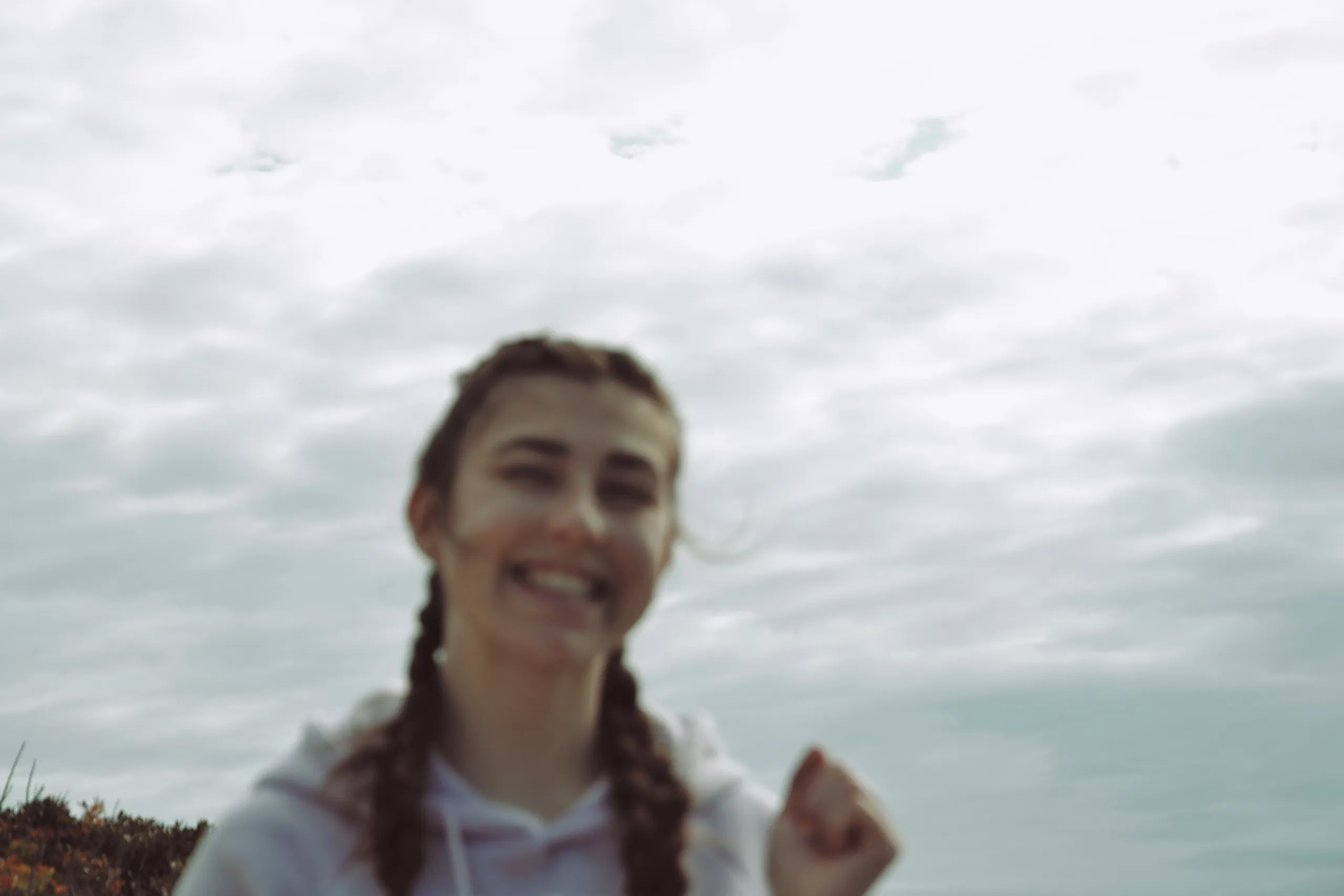 Portrait d’une jeune femme qui rit au bord de la mer