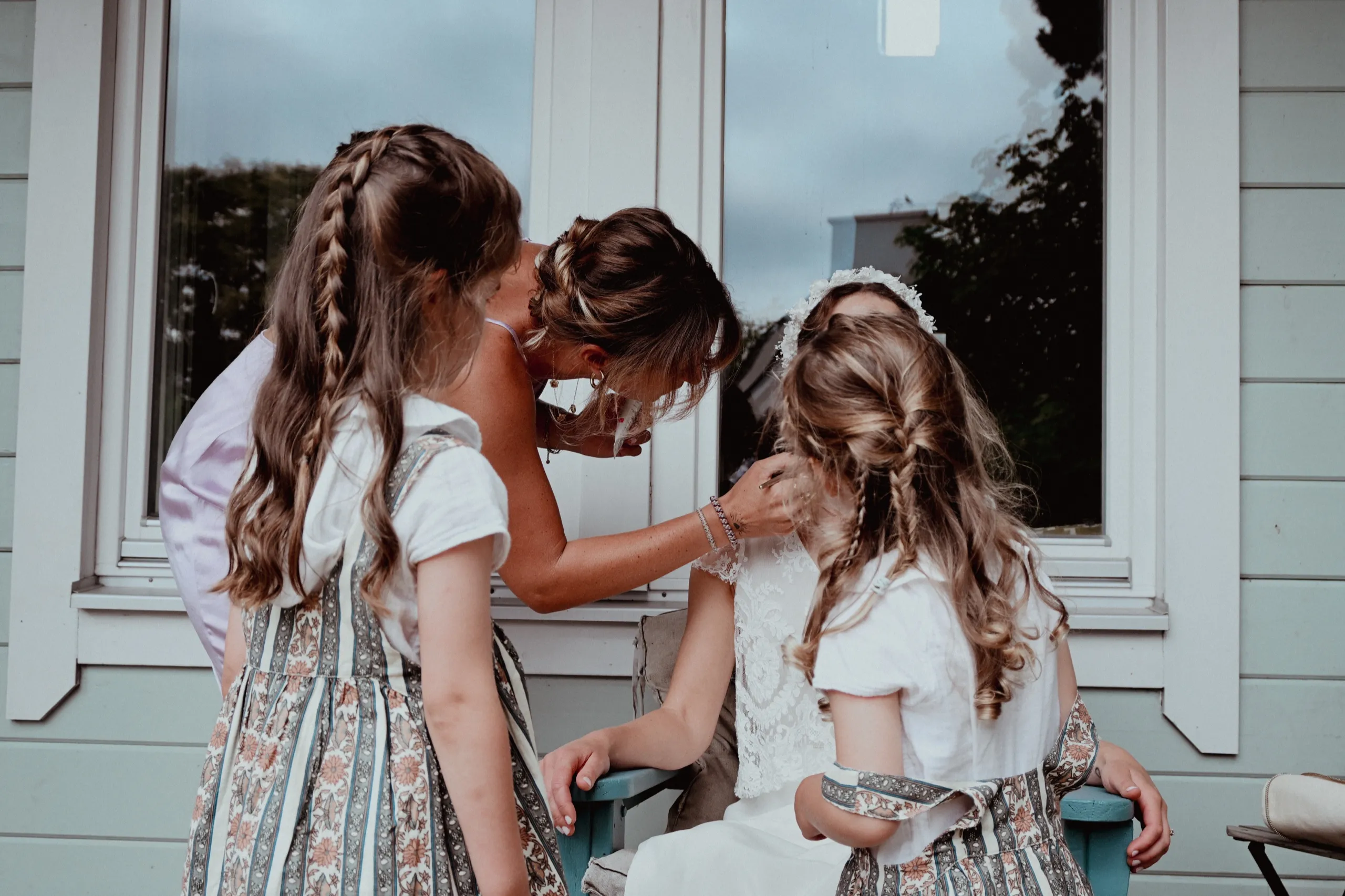 Les demoiselles d’honneur se coiffent avant la cérémonie