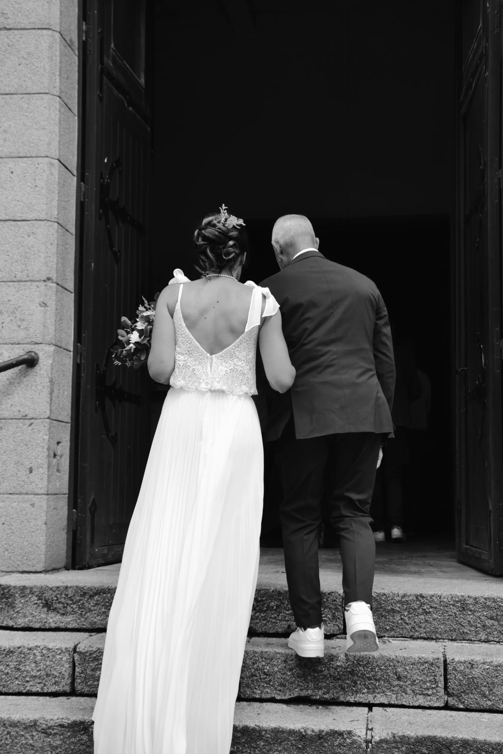 La mariée descend l’escalier au bras de son père