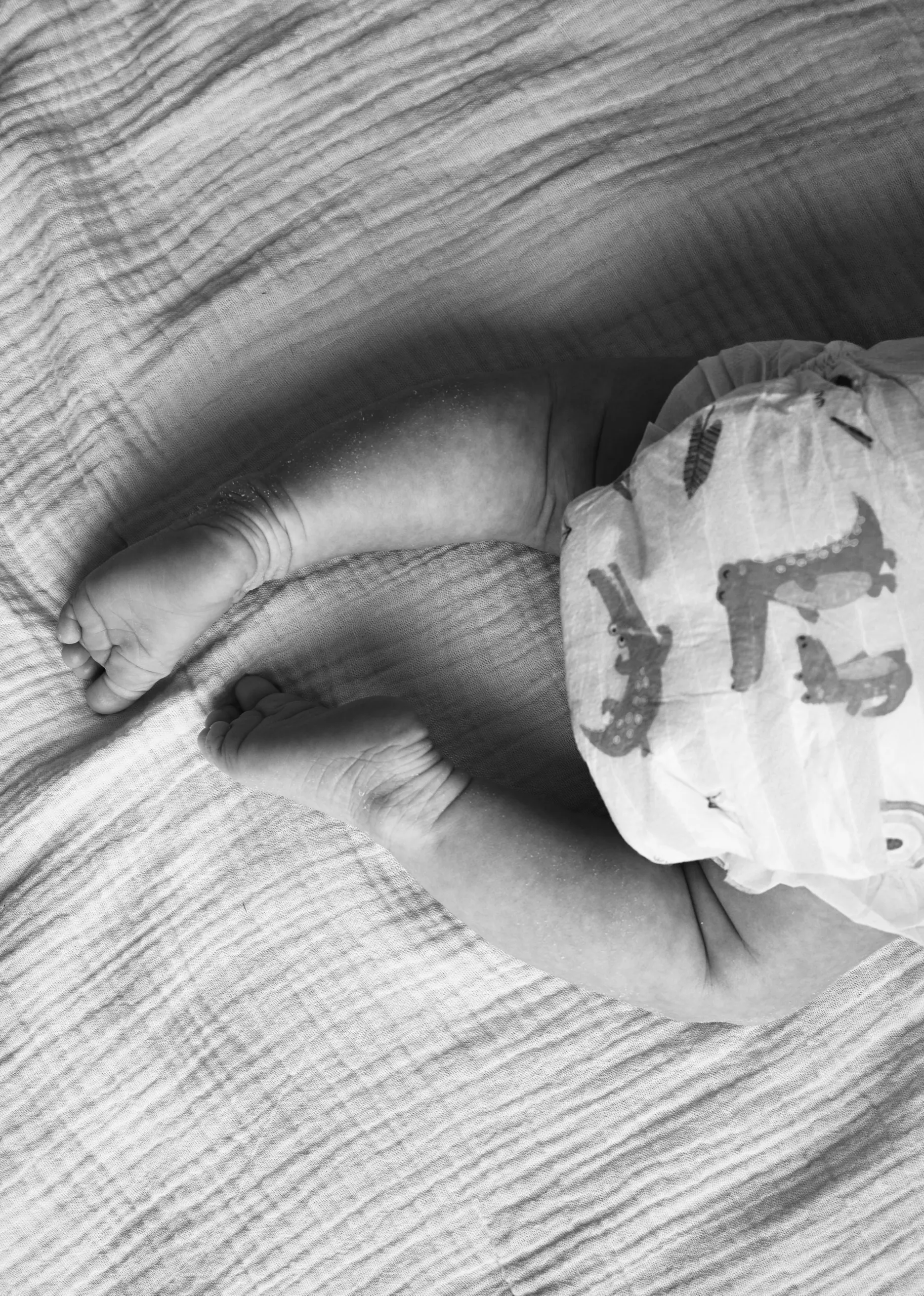 Gros plan sur les pieds et les mains d’un nouveau-né