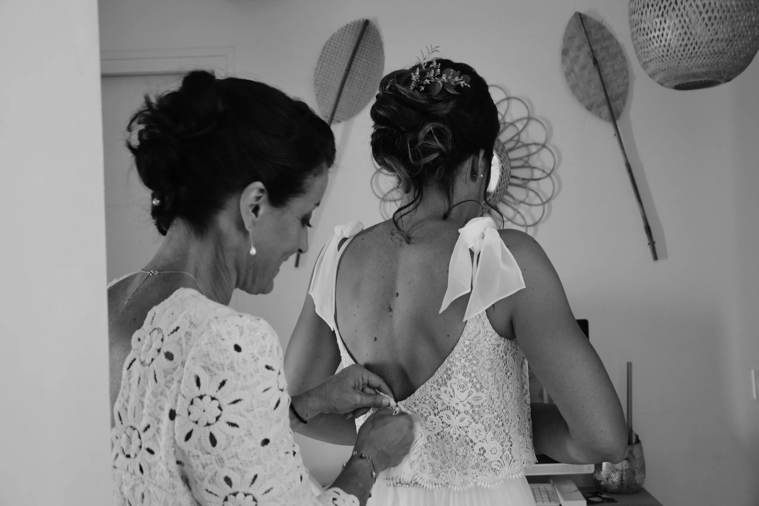 La mariée se prépare, aidée par une proche
