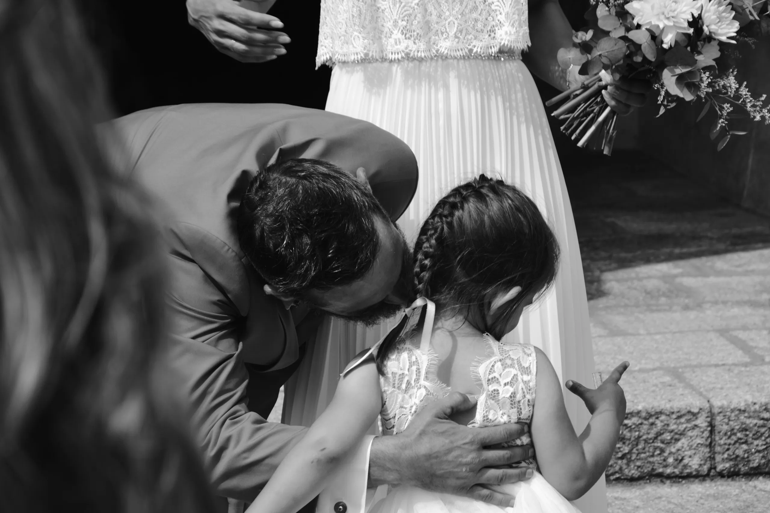 La mariée serre un proche dans ses bras après la cérémonie