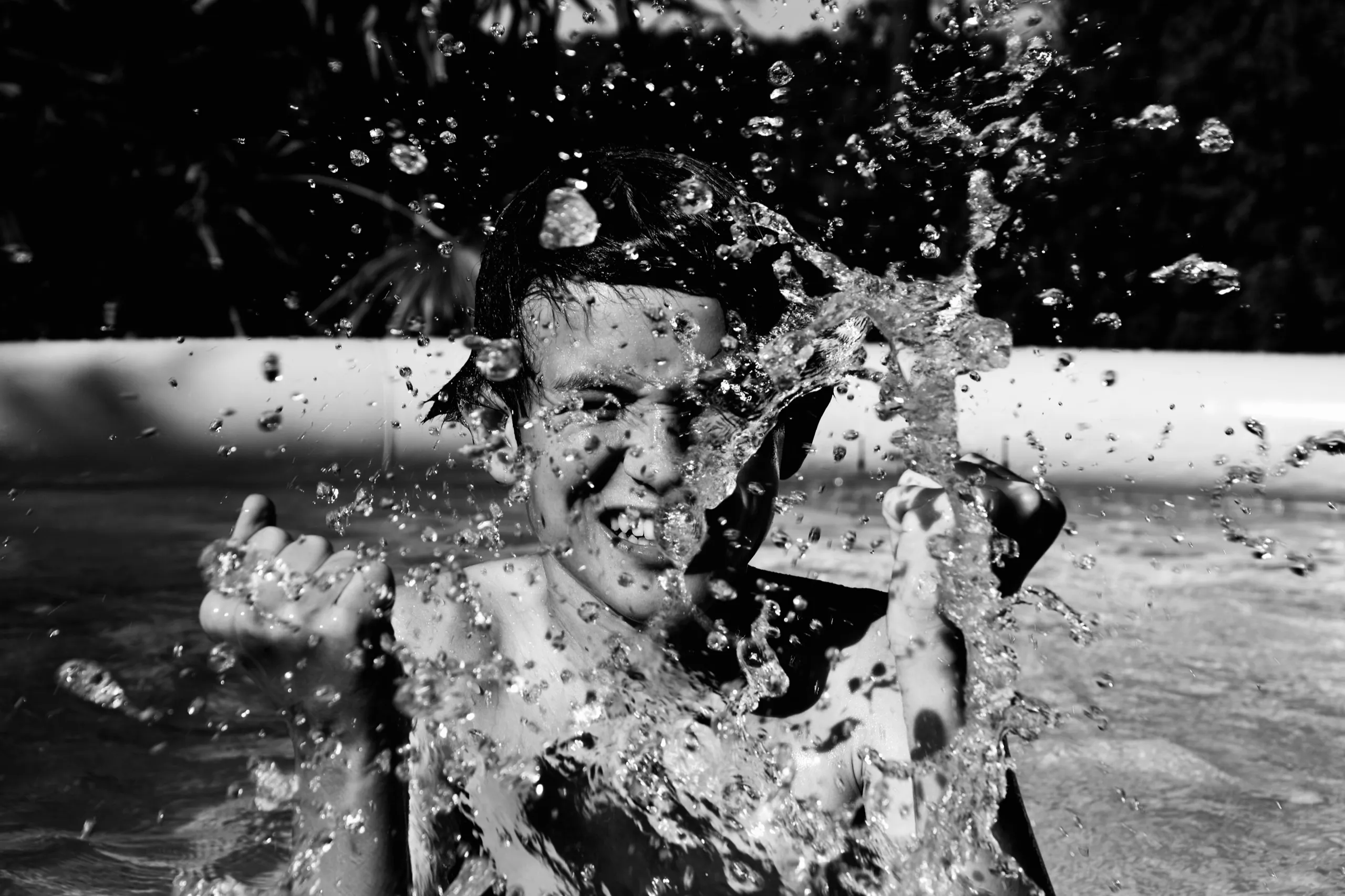 Portrait d’un nageur au bord du bassin, en noir et blanc