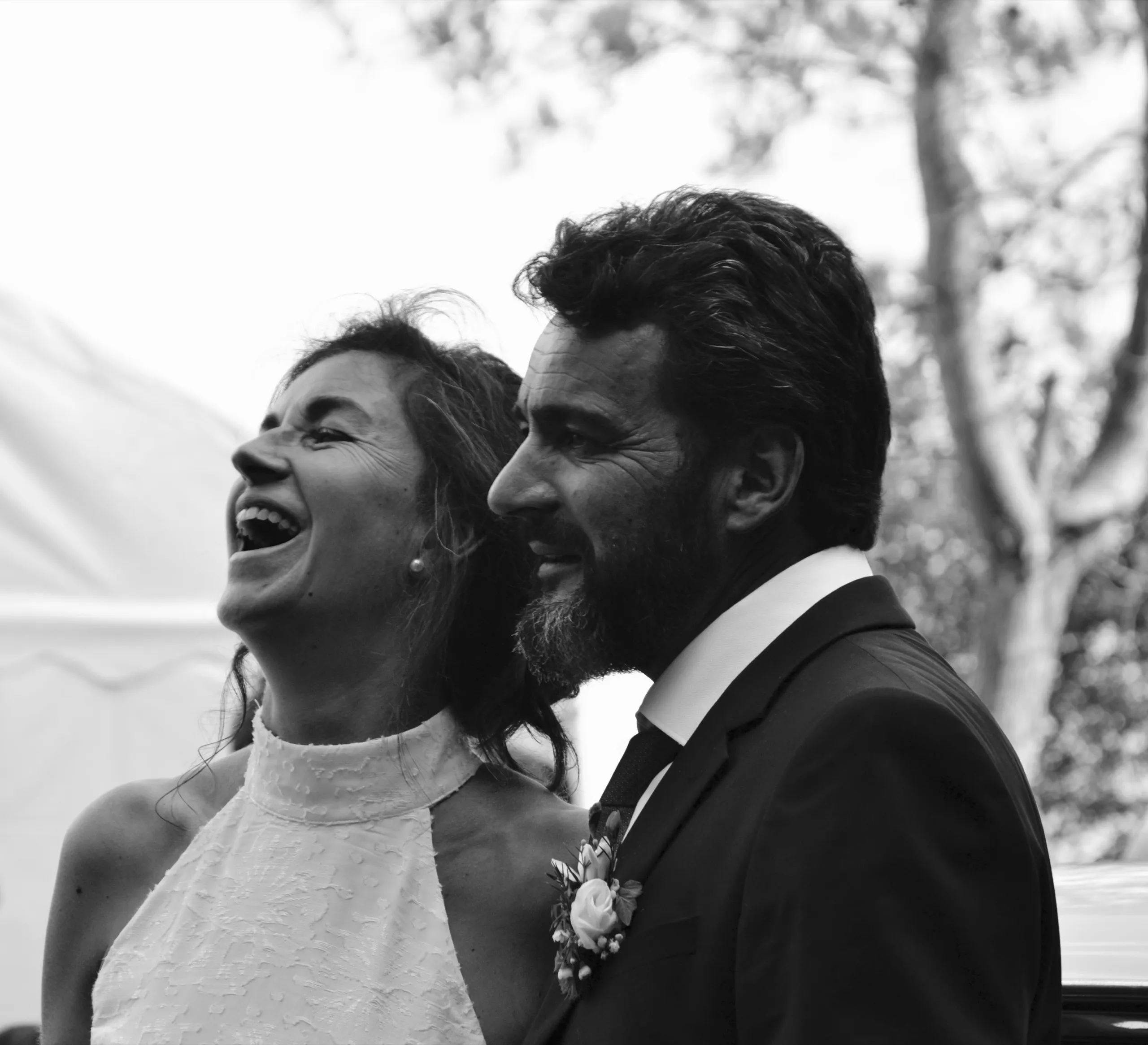 Les mariés éclatent de rire pendant la cérémonie