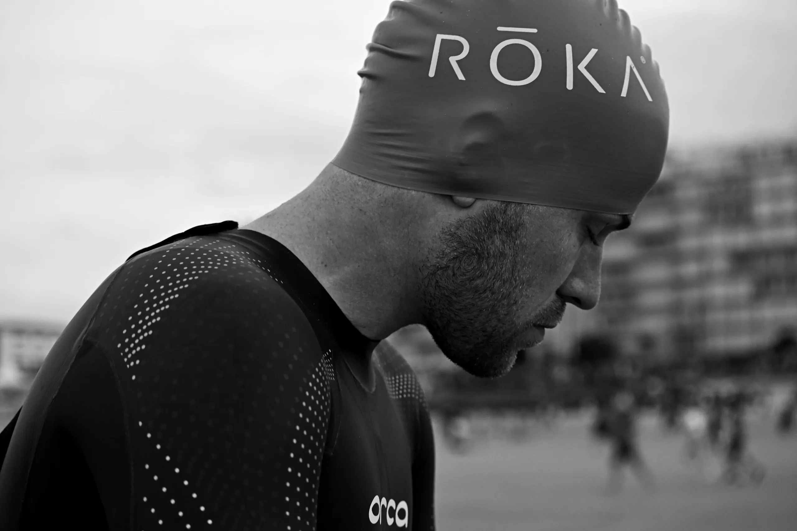 Portrait d’un triathlète en combinaison avant le départ
